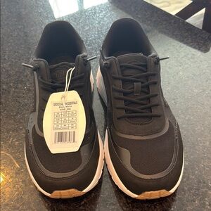 Black Sneakers with Sleek Design and Cushioned Sole